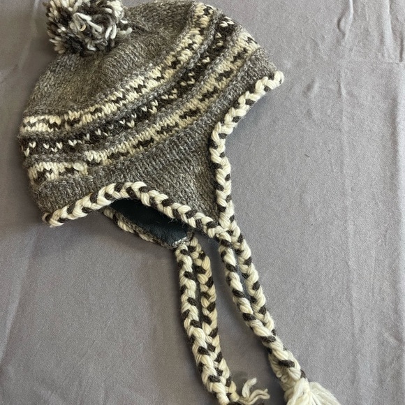 Windhorse pure wool hat with ear flaps, made in Nepal - Picture 2 of 9